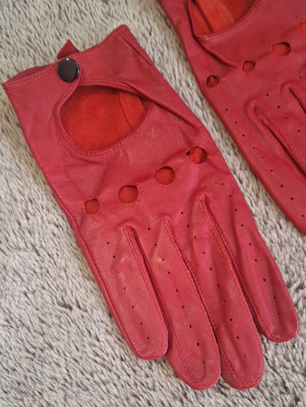 Red Goat Skin Leather Driving Gloves - Picture 2 of 6